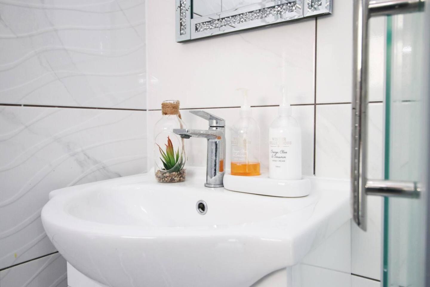 Modern Guesthouse, Fast Wi-Fi, Street Free Parking, Central, Fully Equipped Cardiff Eksteriør billede