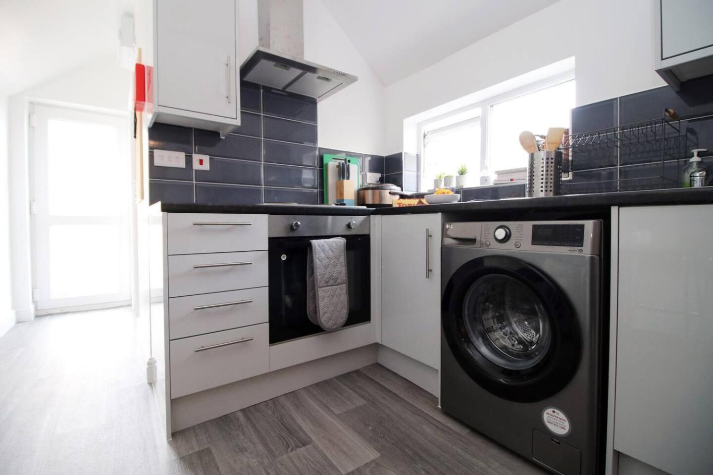 Modern Guesthouse, Fast Wi-Fi, Street Free Parking, Central, Fully Equipped Cardiff Eksteriør billede